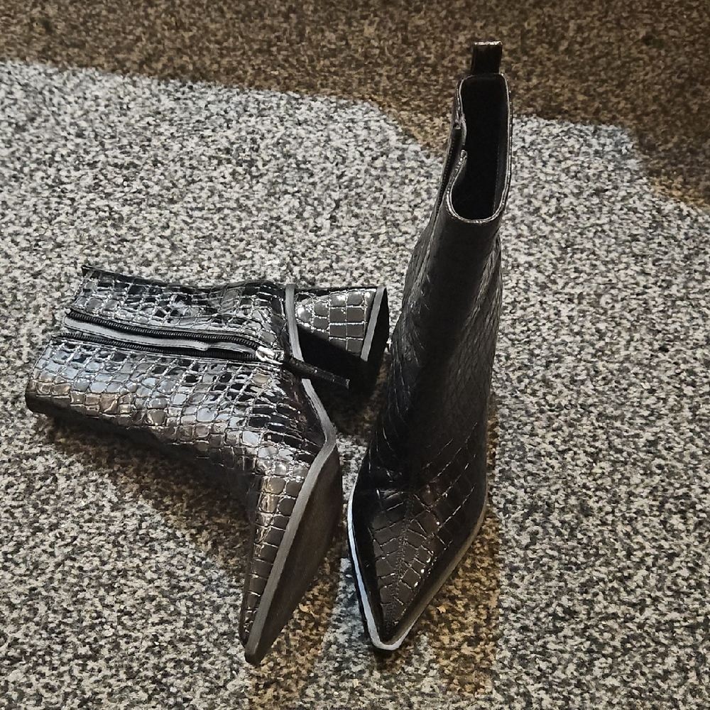 Topshop Black Heeled Boots with Pointed Toe - Picture 2 of 2